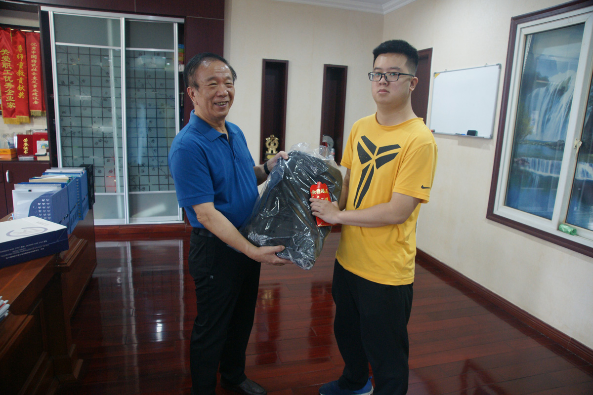 2019年董事長(zhǎng)資助貧困生上大學(xué).JPG